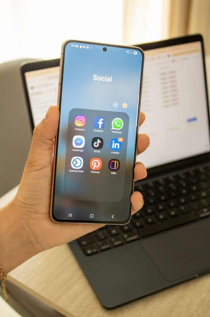téléphone et application de réseaux sociaux